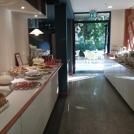 Hotel Carol Ріміні Екстер'єр фото