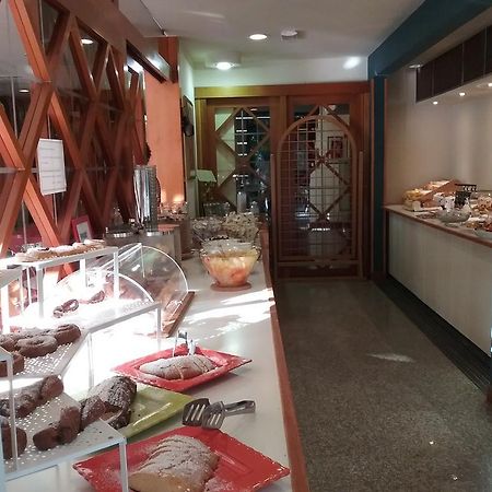 Hotel Carol Ріміні Екстер'єр фото