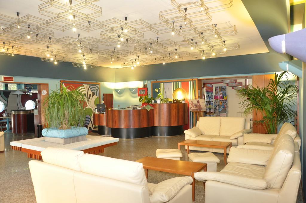Hotel Carol Ріміні Екстер'єр фото