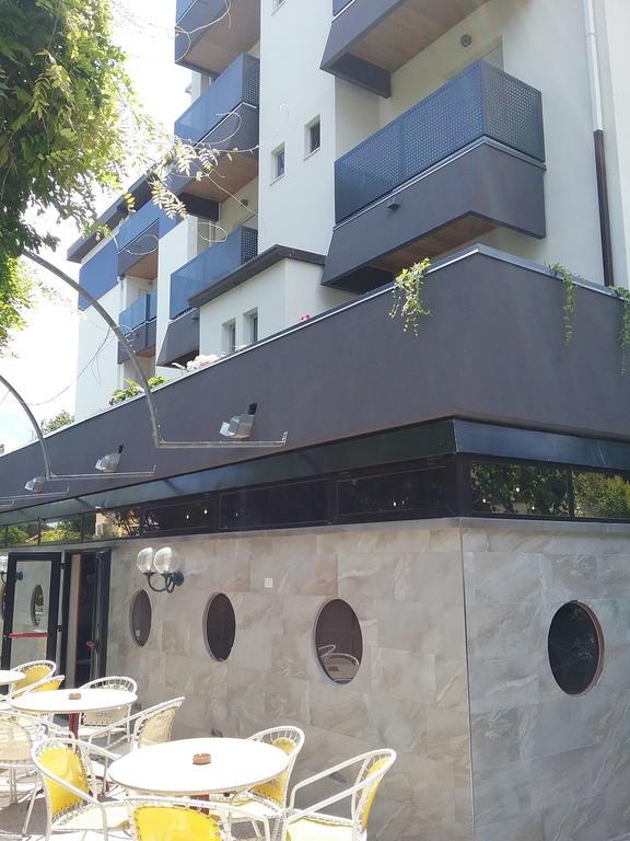 Hotel Carol Ріміні Екстер'єр фото
