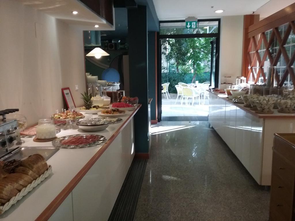 Hotel Carol Ріміні Екстер'єр фото