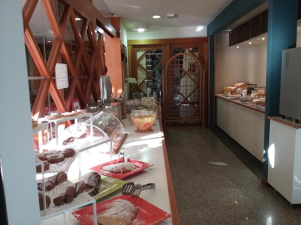 Hotel Carol Ріміні Екстер'єр фото