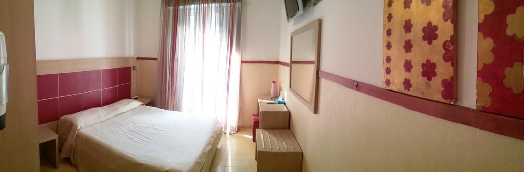 Hotel Carol Ріміні Екстер'єр фото