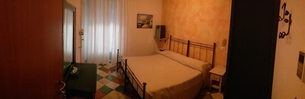 Hotel Carol Ріміні Екстер'єр фото